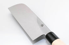 Load image into Gallery viewer, The back of the knife has plenty of space and can scoop vegetables with care.