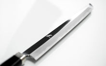Carica immagine in Gallery Viewer, Coltello Sakimaru Takobiki - acciaio bianco al carbonio no.1 - Kirameki con finitura a specchio manico in legno ebano &amp; argento alpacca, con urushi fodero nero
