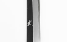 Carica immagine in Gallery Viewer, Coltello Sakimaru Takobiki - acciaio bianco al carbonio no.1 - Kirameki con finitura a specchio manico in legno ebano &amp; argento alpacca, con urushi fodero nero
