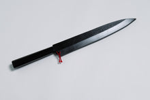 Carica immagine in Gallery Viewer, Coltello Yanagiba - acciaio bianco al carbonio no.2 - manico in legno suri-urushi nero, con urushi fodero nero
