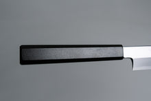 Carica immagine in Gallery Viewer, Coltello Yanagiba - acciaio bianco al carbonio no.2 - manico in legno suri-urushi nero, con urushi fodero nero
